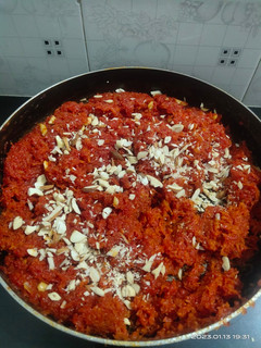 લાઈવ ગાજર નો હલવો (Live Gajar Halwa Recipe In Gujarati) રેસીપી મુખ્ય ફોટો