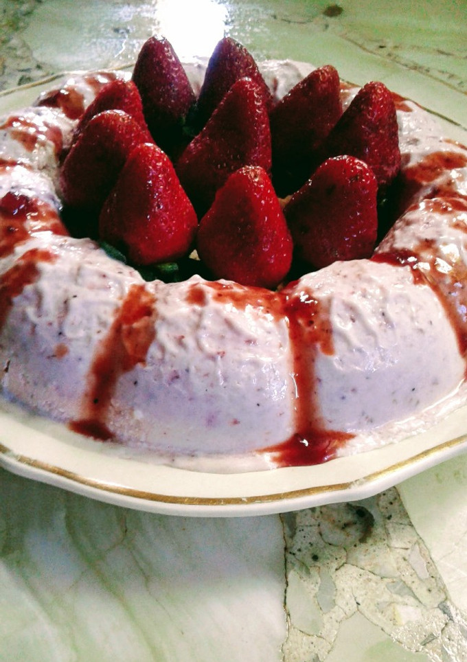 Una foto de Torta helada de frutillas
