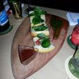 Brusquetas de tomate, queso y albahaca