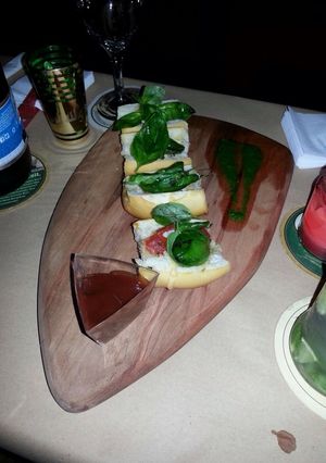 Una foto de Brusquetas de tomate, queso y albahaca