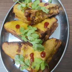 A picture of Schezwan bread pakoda.