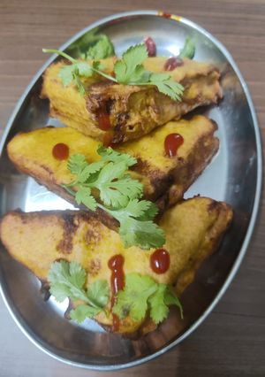 A picture of Schezwan bread pakoda.