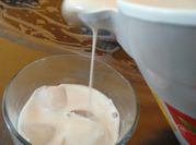 Una foto de aguas frescas de leche