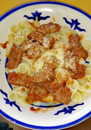 Una foto de Corbatitas con Carne y Salsa