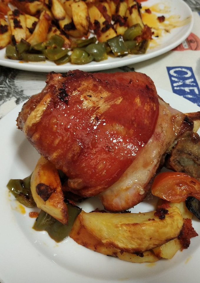 Una foto de Codillo al vino y patatas con sobrasada mallorquina