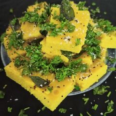 A picture of Khaman Dhokla.