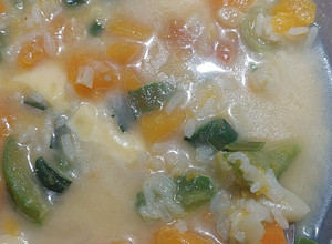 Una foto de Súper sopa de verdura y arroz extra fácil
