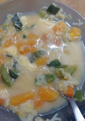 Una foto de Súper sopa de verdura y arroz extra fácil