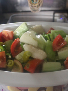 Una foto de Ensalada con pepino, pera y guindilla