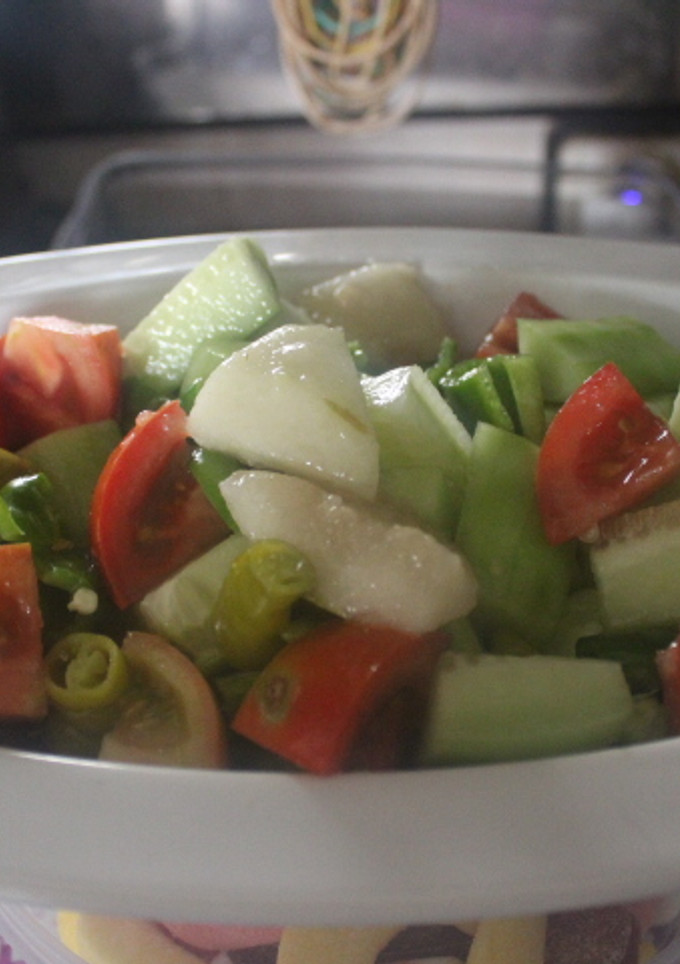 Una foto de Ensalada con pepino, pera y guindilla