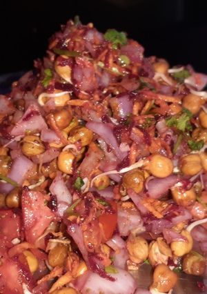 पौष्टिक स्प्राउट्स चना चाट। (paushtik sprouts chana chat recipe in Hindi) रेसिपी मुख्य फोटो