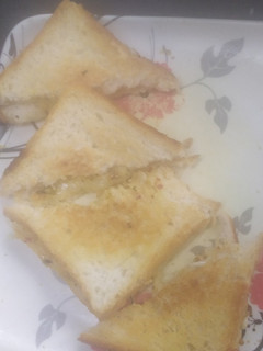 गार्लिक चीझ ब्रेड (garlic cheese bread recipe in marathi) रेसिपी चे मुख्य फोटो