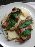Bifecitos con salvia y crudo (saltimbocca)