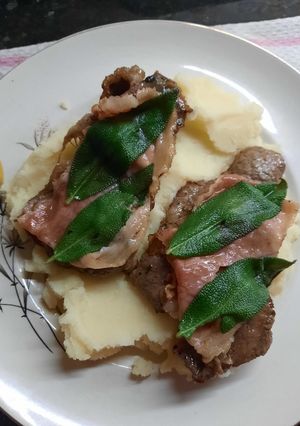 Una foto de Bifecitos con salvia y crudo (saltimbocca)