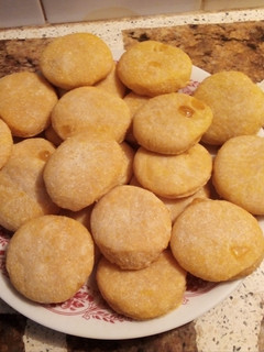 Una foto de Scones de polenta con dulce de batata
