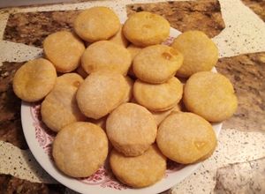 Una foto de Scones de polenta con dulce de batata