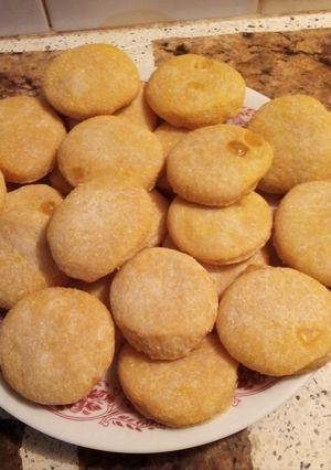 Una foto de Scones de polenta con dulce de batata