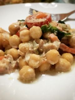 Una foto de Ensalada de garbanzos con tzatziki