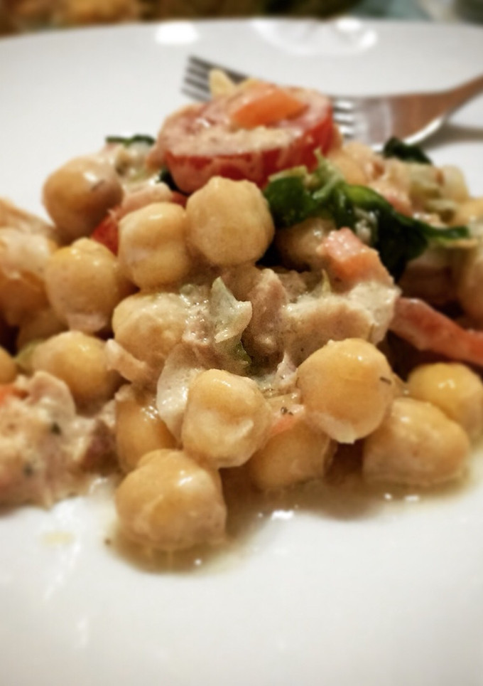 Una foto de Ensalada de garbanzos con tzatziki