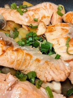 Una foto de Salmón con patatas y champiñones
