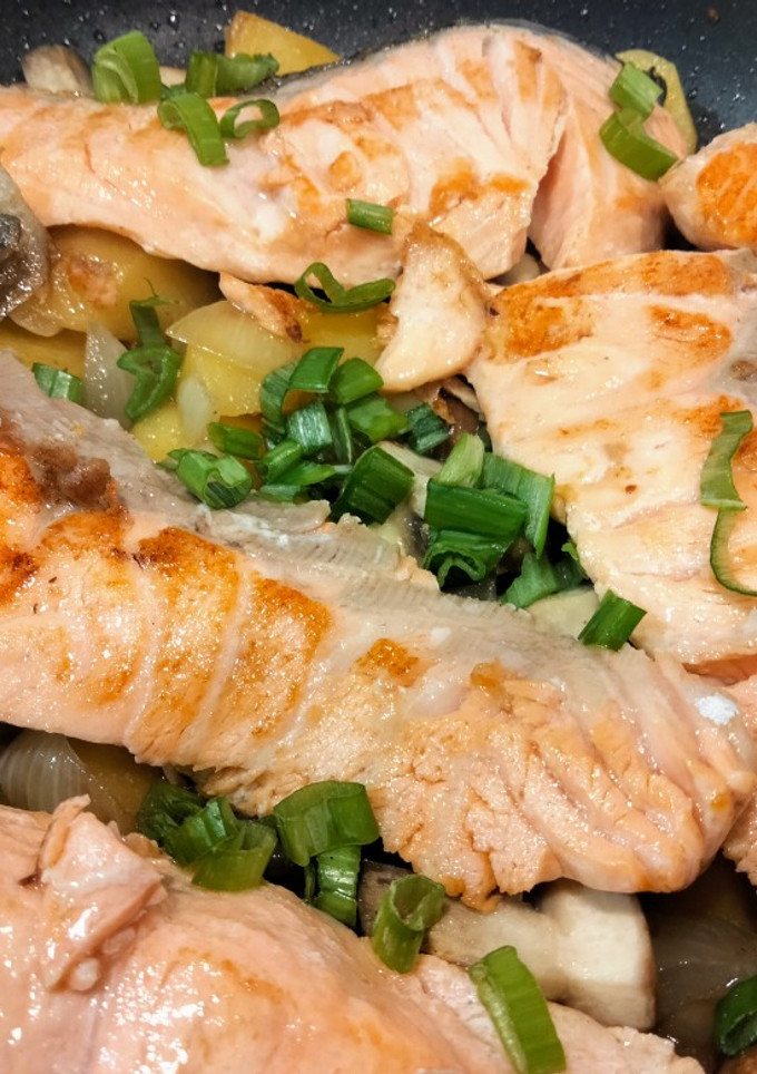 Una foto de Salmón con patatas y champiñones