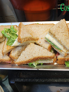Foto principal de Triángulos de pan moreno con queso y mortadela