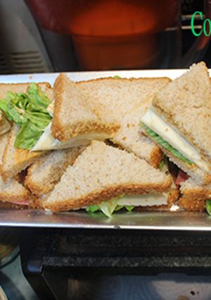 Foto principal de Triángulos de pan moreno con queso y mortadela