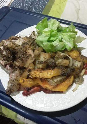 Una foto de Pollo al horno con papas y calabacín!!😃