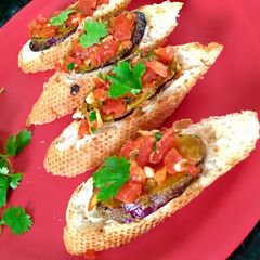 A picture of French garlic toast with tomato salad.
