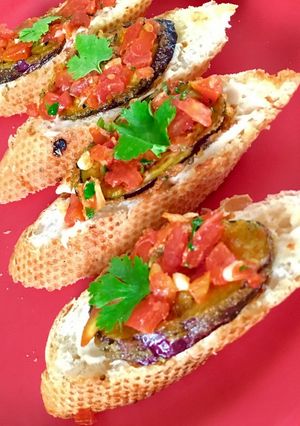 A picture of French garlic toast with tomato salad.