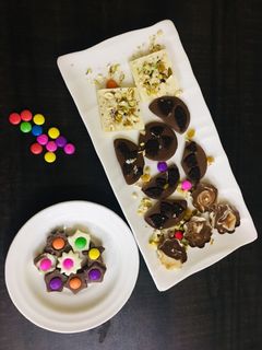 ડીઝાઈનર ચોકલેટસ (Designer Chocolates Recipe In Gujarati) રેસીપી મુખ્ય ફોટો