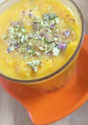 मैंगो लस्सी(mango lassi recipe in hindi) रेसिपी मुख्य फोटो