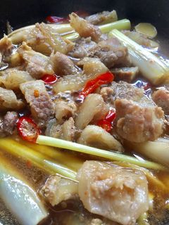 Hình của món Gân bò kho cay, hao cơm mùa mưa.