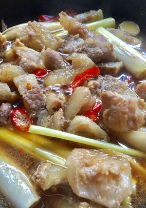 Hình của món Gân bò kho cay, hao cơm mùa mưa.