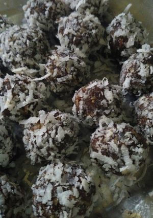 A picture of Anjir ka ladoo.