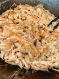 Noodles con verdure in salsa piccante alle mandorle