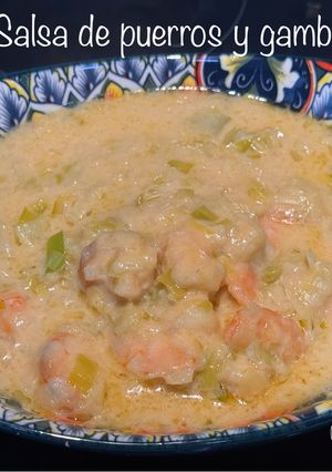 Una foto de Salsa de puerros y gambas