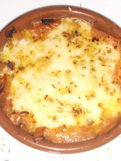 Una foto de Provolone al horno con tomate