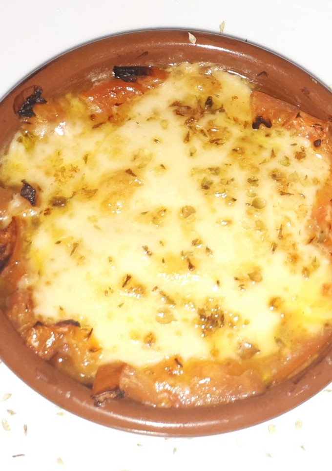 Una foto de Provolone al horno con tomate