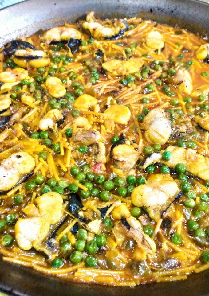Una foto de Fideos melosos con rape