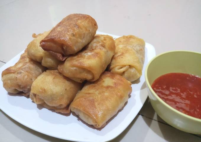 Cara Gampang Menyajikan Lumpia Goreng isi Bihun + Saus yang Bikin Ngiler