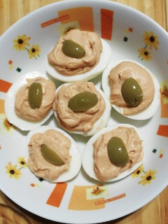 Una foto de Huevos rellenos con paté "3 ingredientes"
