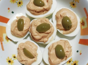 Una foto de Huevos rellenos con paté "3 ingredientes"