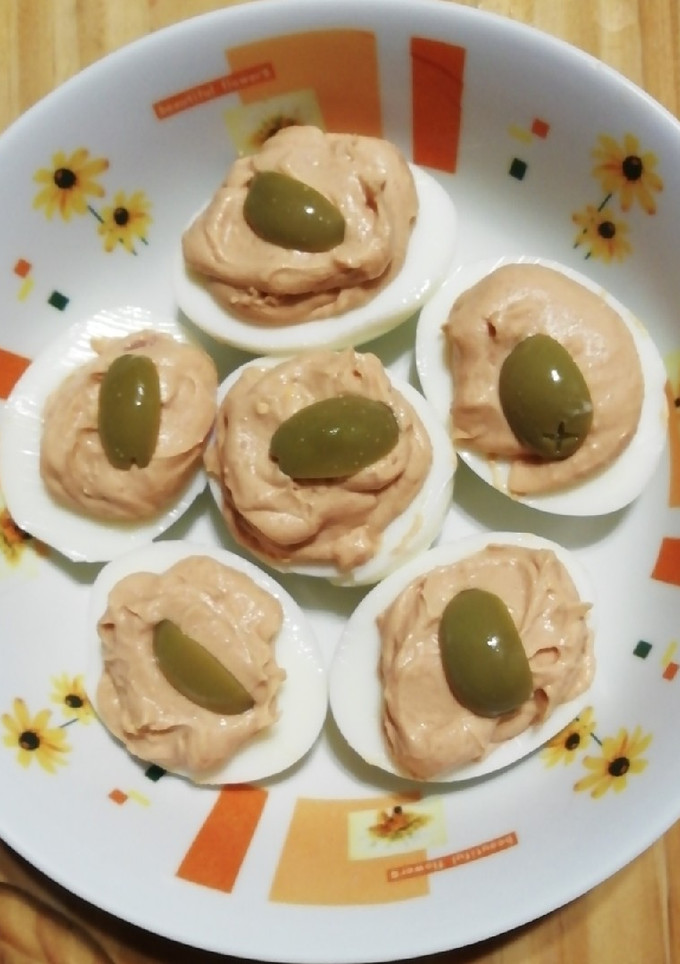 Una foto de Huevos rellenos con paté "3 ingredientes"