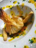 Flores de pasta filo rellenas de rape adobado y gambas con salsa