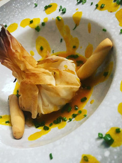 Una foto de Flores de pasta filo rellenas de rape adobado y gambas con salsa