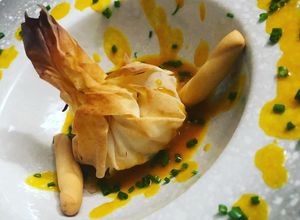 Foto principal de Flores de pasta filo rellenas de rape adobado y gambas con salsa