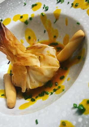 Foto principal de Flores de pasta filo rellenas de rape adobado y gambas con salsa