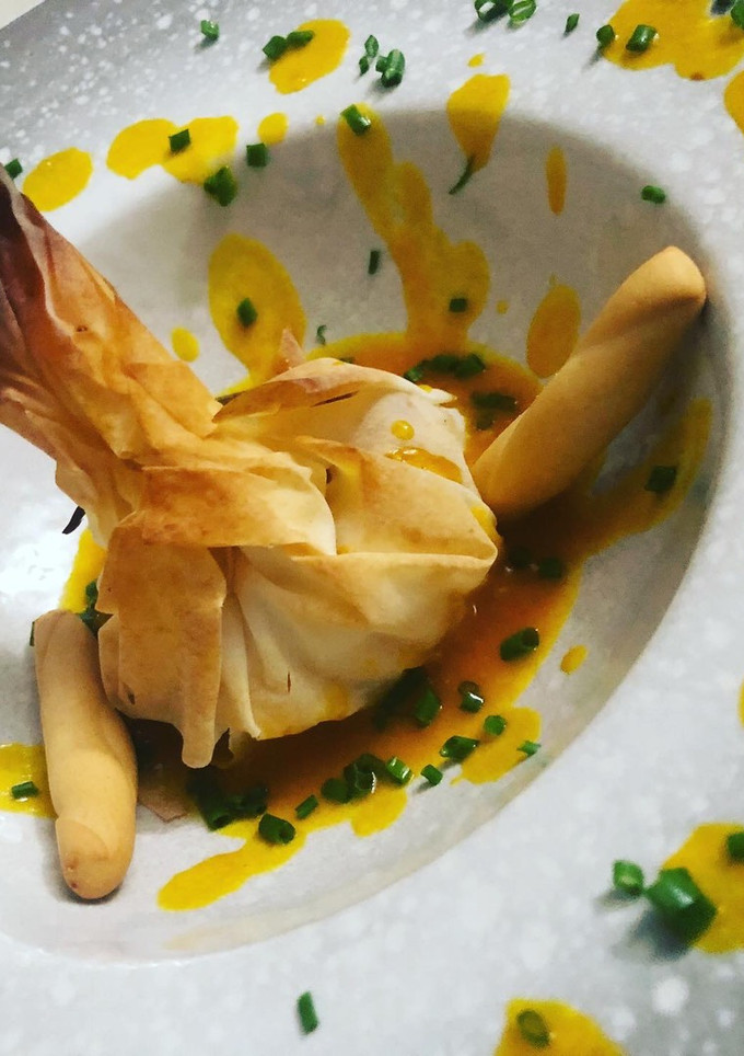 Una foto de Flores de pasta filo rellenas de rape adobado y gambas con salsa
