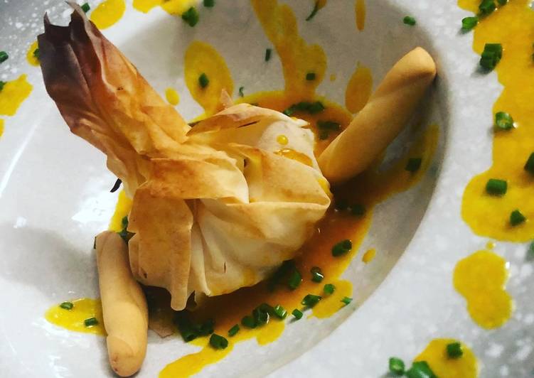 Flores de pasta filo rellenas de rape adobado y gambas con salsa